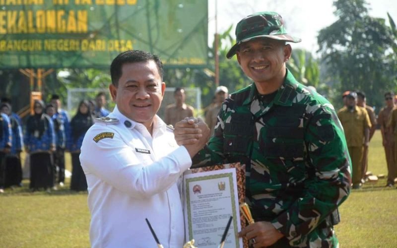 Plt. Bupati Pekalongan Sukirman (kiri) berjabat tangan dengan Dandim 0710/Pekalongan Letkol Inf. Muhammad Nurul Chabibi usai penandatanganan berita acara sebagai tanda dimulainya Program TMMD Sengkuyung Tahap III Tahun 2026 di Desa Wonorejo, Kecamatan Wonopringgo, Kabupaten Pekalongan, Rabu (15/7/2026).