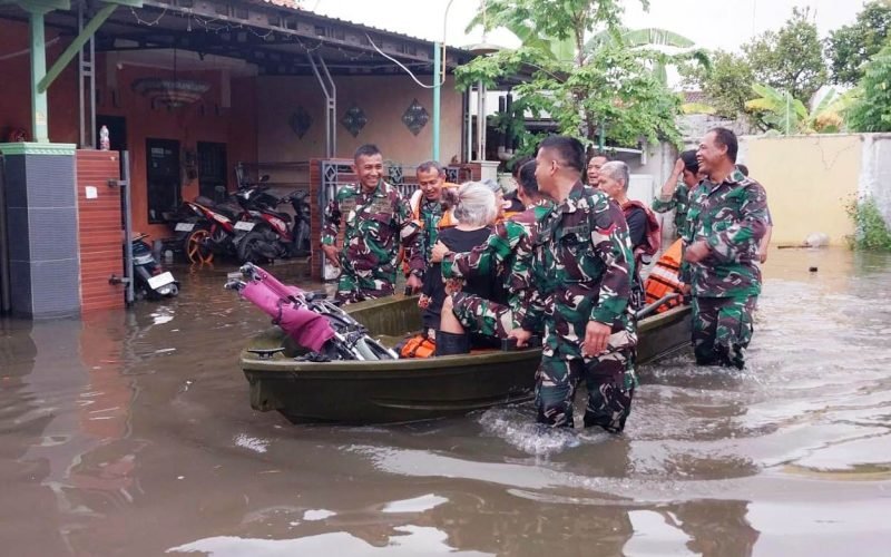 Petugas bersama warga mengevakuasi warga terdampak banjir ke lokasi yang lebih aman di Pekalongan, Sabtu (17/1/2026).