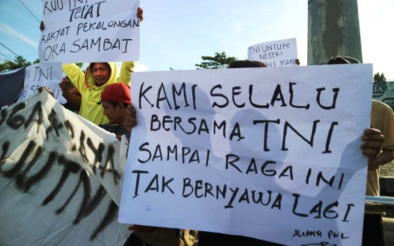 AMPR - Aliansi Masyarakat Pekalongan Raya menggelar aksi damai sebagai bentuk dukungan pengesahan Revisi UU TNI ( 29/03/2025 - dok. Bagus Rasika FM)