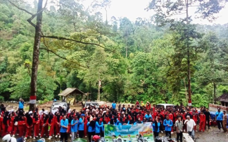 Seru! Ratusan siswa SMA Negeri 1 Talun menjelajah alam dan belajar langsung di Situs Watu Purba Watu Bahan, Lemah Abang, Doro. Belajar geologi, flora-fauna, sampai bikin sketsa batuan pun mereka lakukan! (dok. Istimewa)