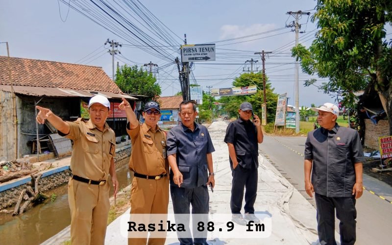 Ketua DPRD Kabupaten Pekalongan H. Abdul Munir bersama Kabid Bina Marga DPU Taru Kabupaten Pekalongan Ahmad Al Faruq, S.T. meninjau langsung pekerjaan pembangunan Jalan Watusalam, Senin (7/9/2026 - Dok. Bagus Rasika FM Pekalongan)