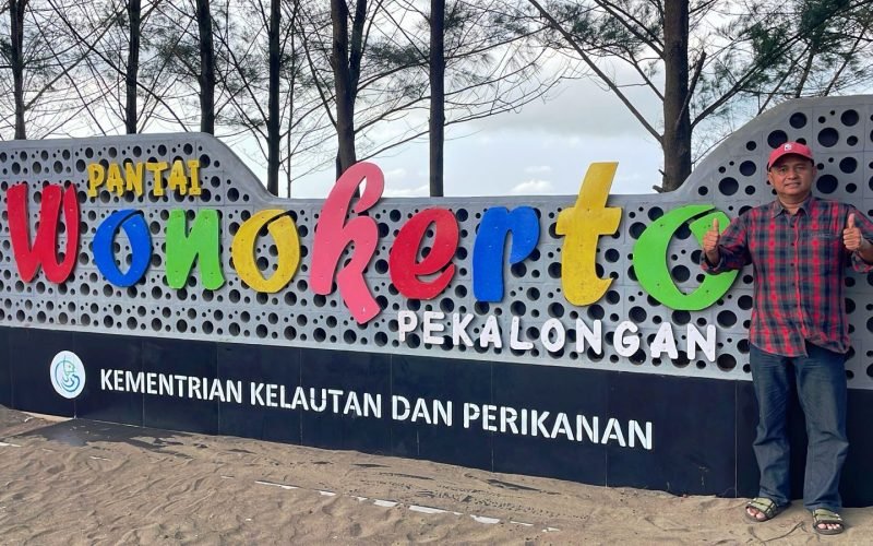 Sumar Rosul berpose di spot ikonik Pantai Wonokerto, Kabupaten Pekalongan (Dok. Istimewa)