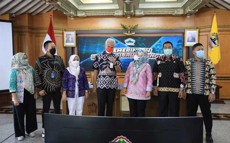 Wakil Gubernur Lampung, Chusnunia Chalim begitu antusias saat bertemu Gubernur Jawa Tengah Ganjar Pranowo di Ruang rapat lantai dua, kantor Pemprov Jateng, Jumat (29/7).