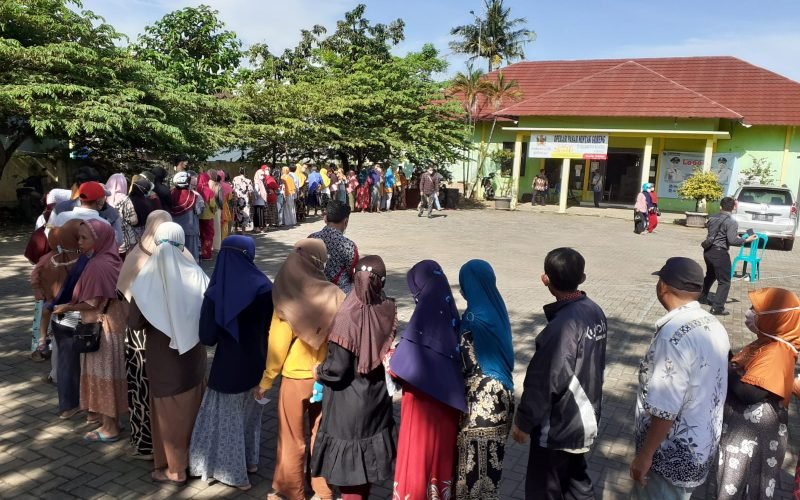 Atasi Kelangkaan Minyak Goreng, Disperindag Kab. Pekalongan Gelar Operasi Pasar di Kantor Kecamatan Bojong