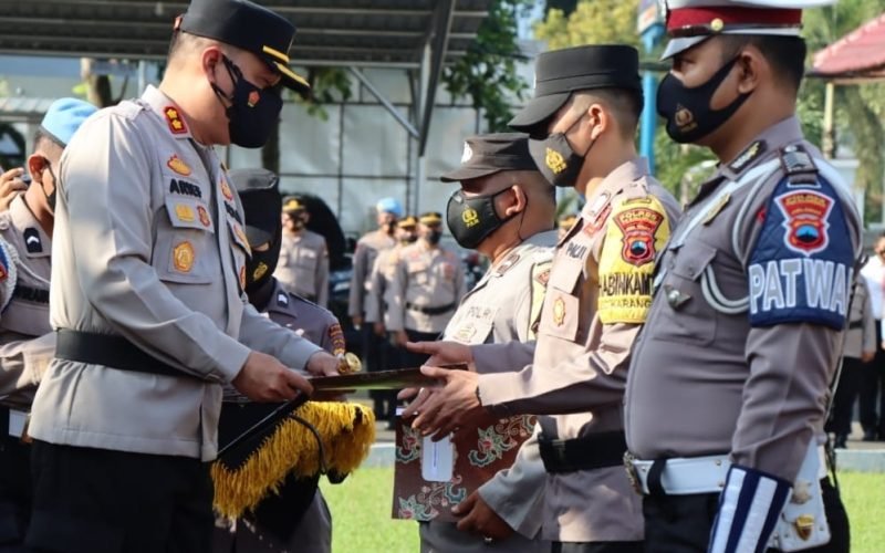 Kapolres Pekalongan saat memberikan reward bagi anggotanya yang menjalankan tugas dengan baik tanpa ada pelanggaran dimasa dinasnya di Kepolisian