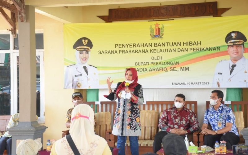 Bupati Pekalongan, Fadia Arafiq menyerahkan bantuan hibah sarana dan prasarana pembudidaya ikan di Wonokerto