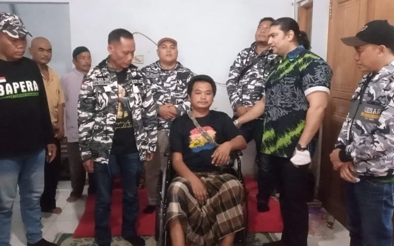 Ketua DPD Bapera Kab. Pekalongan, M. Ashraff, menyerahkan bantuan kursi roda bagi penyandang disabilitas (22/03/2022)