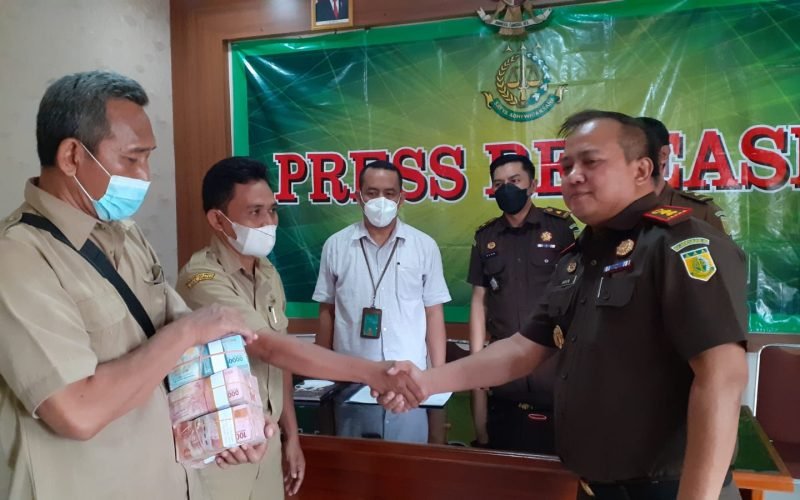 Serah terima uang sitaan sebesar 293JT oleh Kejari Kab. Pekalongan kepada Pemerintah Desa Bojongmingggir Kec. Bojong (23/03/2022)