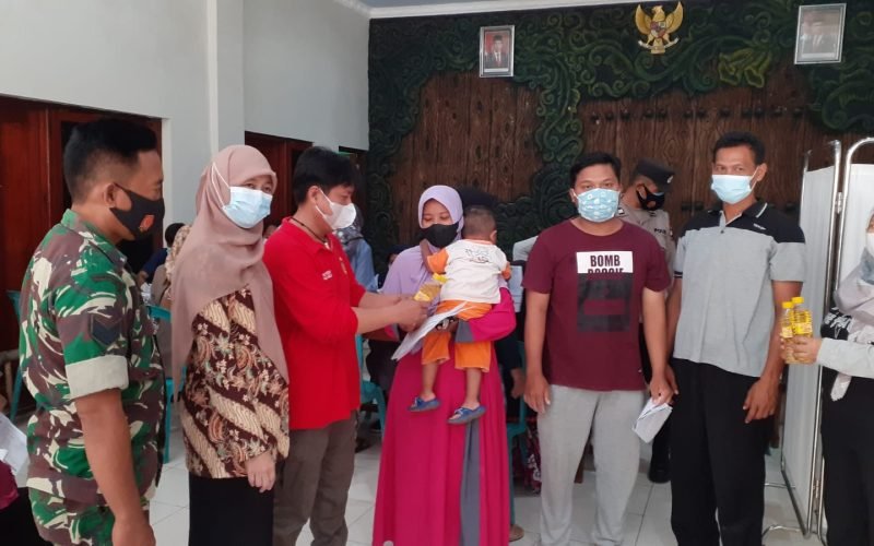 Kaposda BIN Kab. Pekalongan memberikan hadiah minyak goreng kepada warga yang bersedia vaksin di bulan ramadhan (06/04/2022)