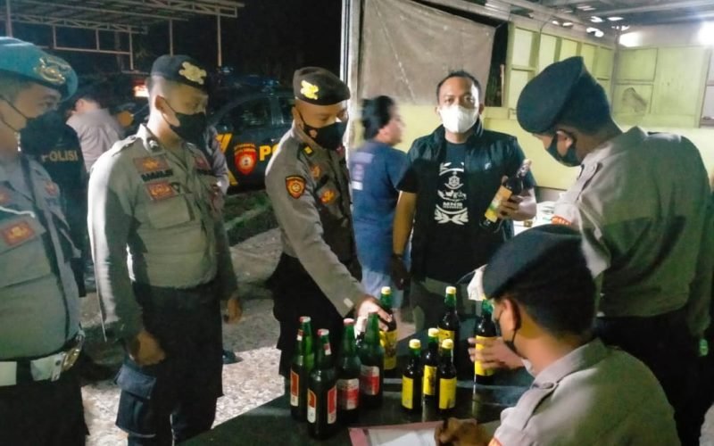 Berbagai miras diamankan polisi dan para penjual miras diberikan sanksi tipiring dengan wajib lapor