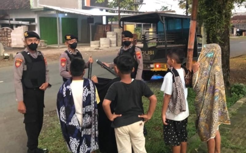 Beberapa anak yang bermain meriam spirtus diberikan himbauan karena permainan ini cukup berbahaya dan meresahkan