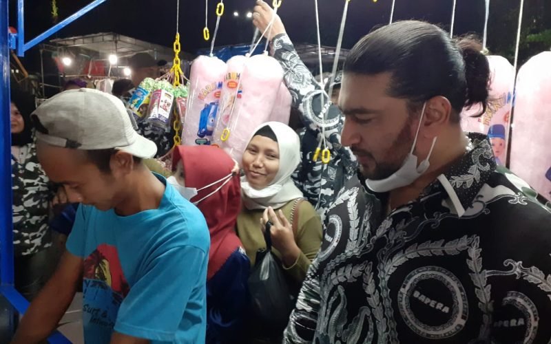 Ketua DPD Bapera Kabupaten Pekalongan, M. Ashraff, berbincang dengan salah satu pedadang saat melakukan kunjungan di pasar malam Komplek Gemek Kedungwuni