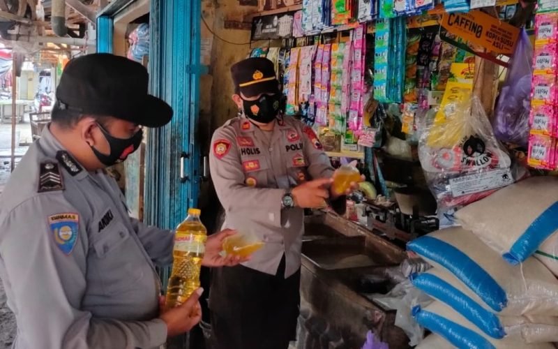 PENGECEKAN - Perugas dari Polres Pekalongan secara rutin mendatangi pasar untuk memastikan keseterdiaan sembako dan minyak goreng aman hingga lebaran nanti.