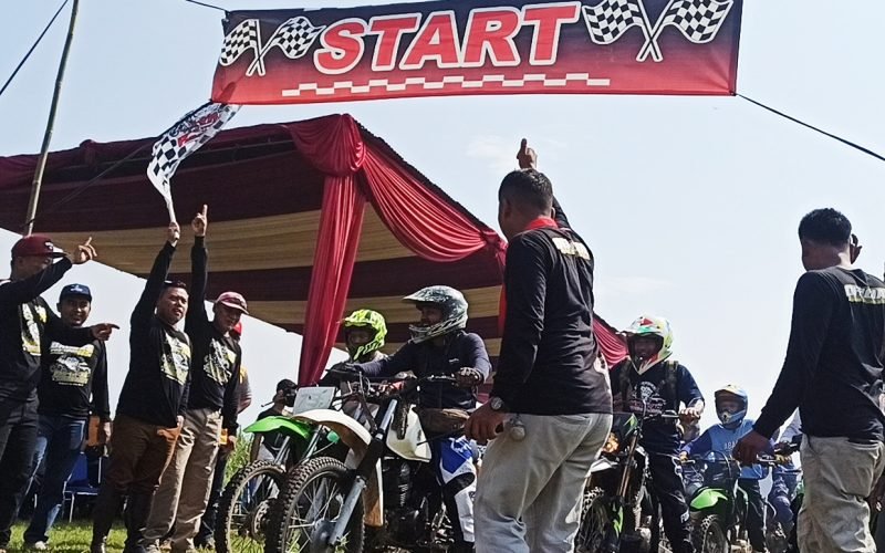 Ketua Panitia Pastriad #5 2022, Ruben R Prabu mengibaskan bendera start tanda dimulainya trail advanture di Kalijoyo Kajen (05/06/2022 - Dok. Rasika FM)