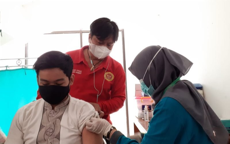 Kaposda BIN Pekalongan, Bambang Purwadi saat memantau pelaksanaan Vaksin BIN Goes To Campus di IAIN Pekalongan (09/06/2022 - dok. Rasika FM)