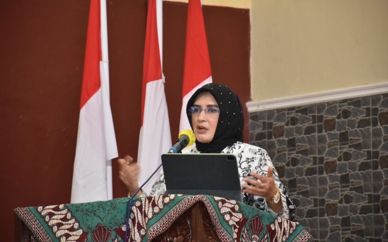 Bupati Pekalongan, Fadia Arafiq saat memberikan sambutan sekaligus membuka Konferensi Kerja PGRI Kabupaten Pekalongan 2022 (dok. Prokompim)