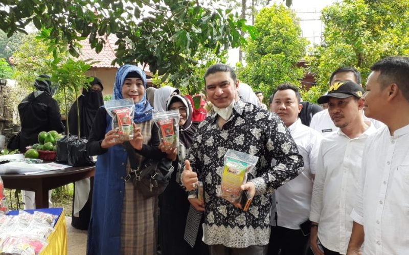 Ketua Dekranasda Kabupaten Pekalongan, M. Ashraff saat mengunjungi salah satu stand peserta Bazar UMKM di Karanganyar (09/06/2022 - dok. Rasika  FM)