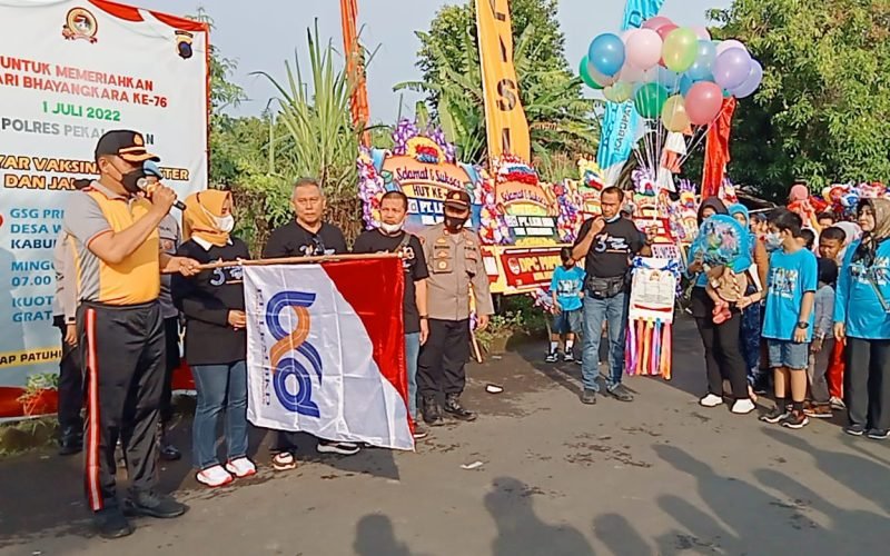 Kapolres Pekalongan AKBP Arief Fajar Satria didampingi Camat Wonopringgo Tuti Haryati dan Kades. Wonopringgo Slamet Haryanto melepas peserta jalan sehat hari jadi PT. LKM BKD dan HUT Bhayangkara ke 76.