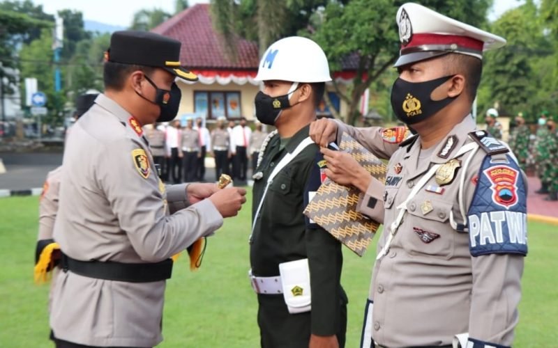 Kapolres Pekalongan, AKBP Arief Fajar Satria menyematkan tanda kepada petugas untuk dimulainya Operasi Patuh Candi 2022