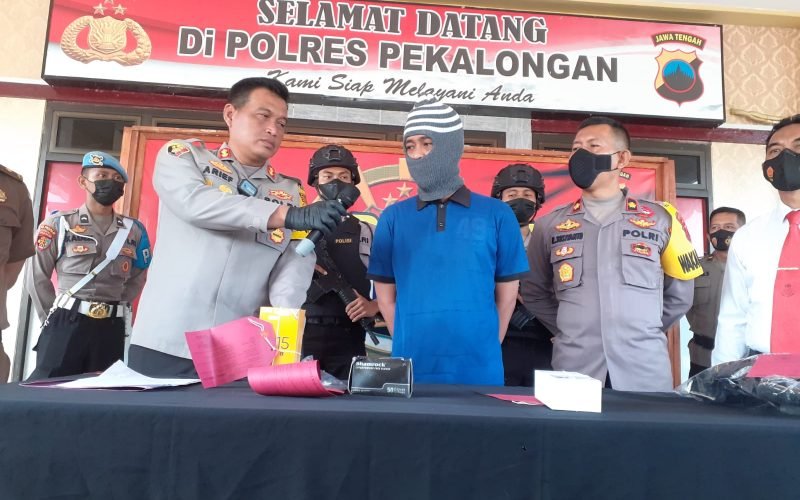 Tersangka penipuan dengan modus polisi gadungan (berkaos biru) saat gelar press conference di mapolres Pekalongan (13/06/2022 - dok. Rasika FM)