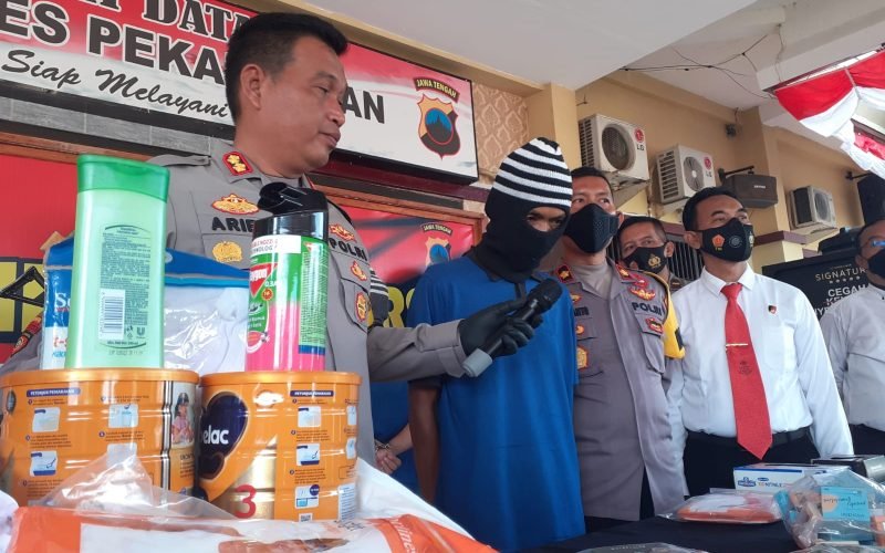 Tersangka spesialis pembobol minimarket berserta barang bukti yang telah diamankan oleh tim resmob Polres Pekalongan (13/06/2022 - dok. Rasika FM)