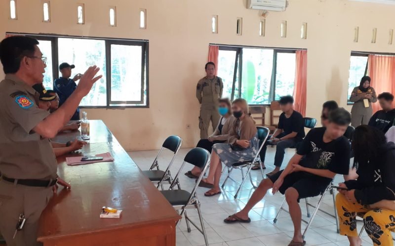 Dua belas ABG yang terjaring dalam razia kos-kosan saat dilakukan pembinaan oleh Satpol PP Kabupaten Pekalongan (21/06/2022 - dok. Rasika FM)