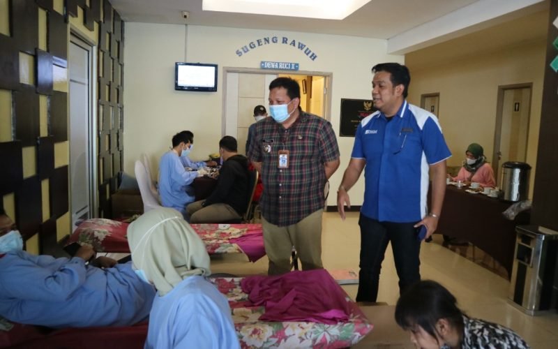 GM Hotel Marlin Pekalongan, Yanto Rozali dan Camat Wiradesa, Fuadi Jaman saat monitoring pelaksaan donor darah di loby hotel Marlin (21/06/22 - dok. Rasika FM)