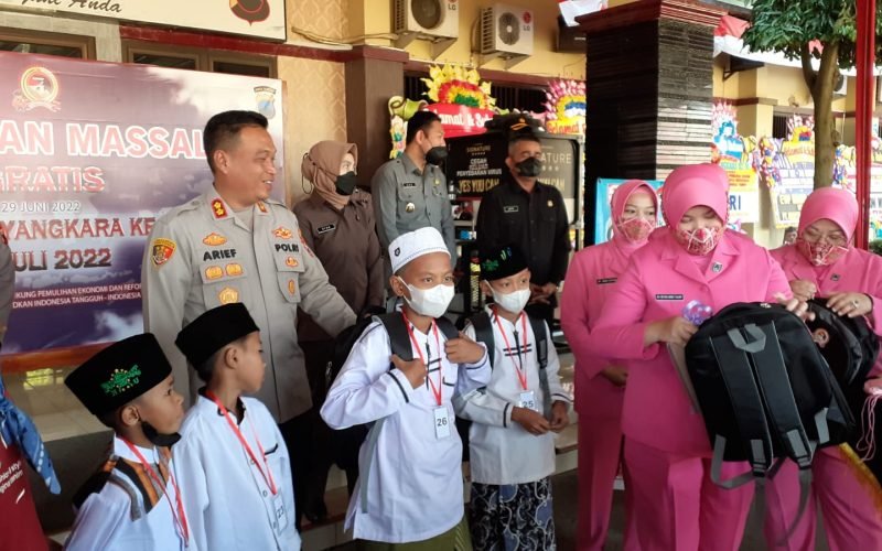 Hadiah - Kapores Pekalongan, AKBP Arief Fajar Satria bersama peserta khitan masal dalam rangka hari Bhayangkara ke-76 (29/06/2022 - dok. Rasika FM)
