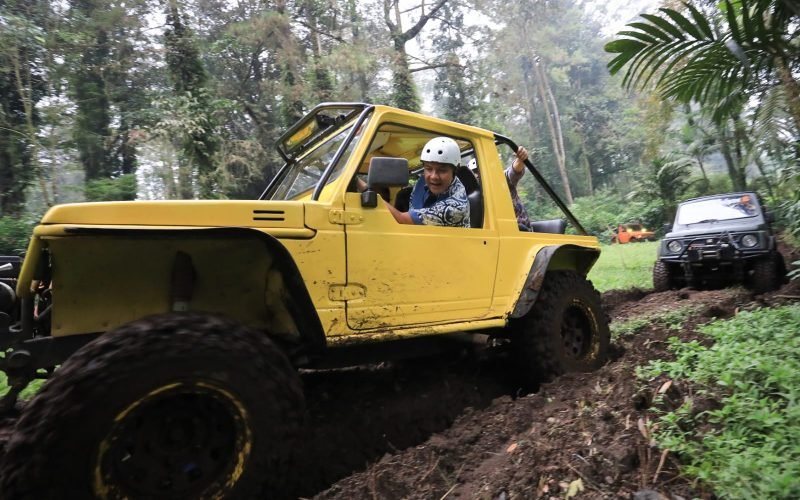 Gubernur Jawa Tengah, Ganjar Pranowo menjajal offroad di lereng Gunung Slamet, tepatnya di obyek wisata Baturraden Purwokerto, Minggu (17/7).