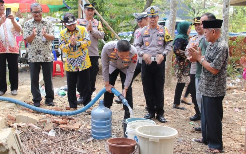 AIR BERSIH -  Peringati HUT Ke -68 Lalu Lintas Bhayangkara, Polres Pekalongan laksanakan bhaksos bantuan air bersih (13/09/2023 - dok. Humas)