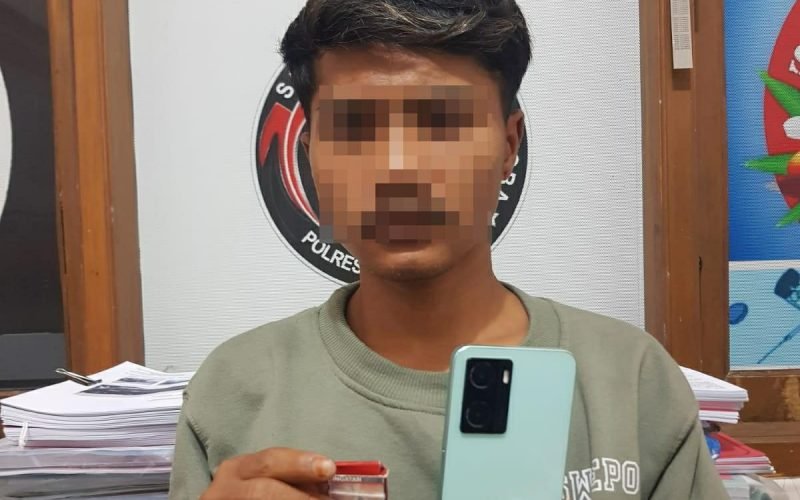 TEMBAKAU SINTETIS - Pelaku pembawa tembakau sintetis yang diamankan Sat Resnarkoba Polres Pekalongan (dok. Humas)