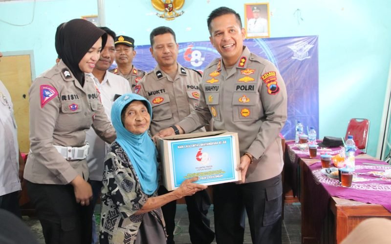 Dalam Rangka Menyambut Hari Polantas Bhayangkara ke 68, Polres Pekalongan Membagikan 300 Paket Sembako. (Dok. Humas Polres Pekalongan)