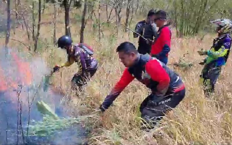 Tim Trabas Kamtibmas saat patroli tak sengaja menemukan kobaran api dan berhasil memadamkannya (23/09/2023 - dok. Humas)