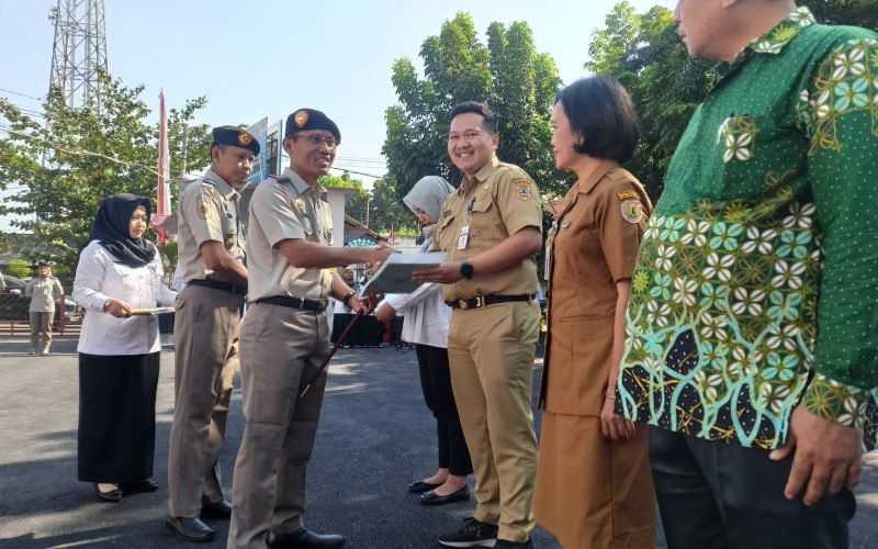 SERTIFIKAT - Kepala BPN Kabupaten Pekalongan, Imawan Abdul Ghofur menyerahkan sertifikat usai upacara HUT ke-63 Hantaru (25/09/2023 - dok. Istimewa)