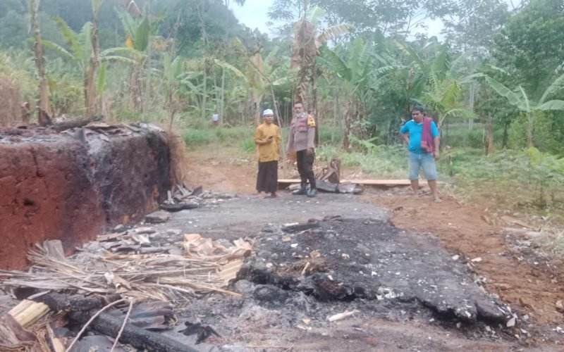 BAKAR SAMPAH - Akibat lalai saat membakar sampah, kandang beserta 2 ekor sapi dilalap api (07/10/2023 - dok. Humas)