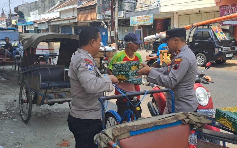 JUMAT BERKAH - Aksi humanis  Polsek Kedungwuni membagikan nasi kota kepada supir angkot, tukang parkir dan abang becak (13/10/2023 - dok. Humas)