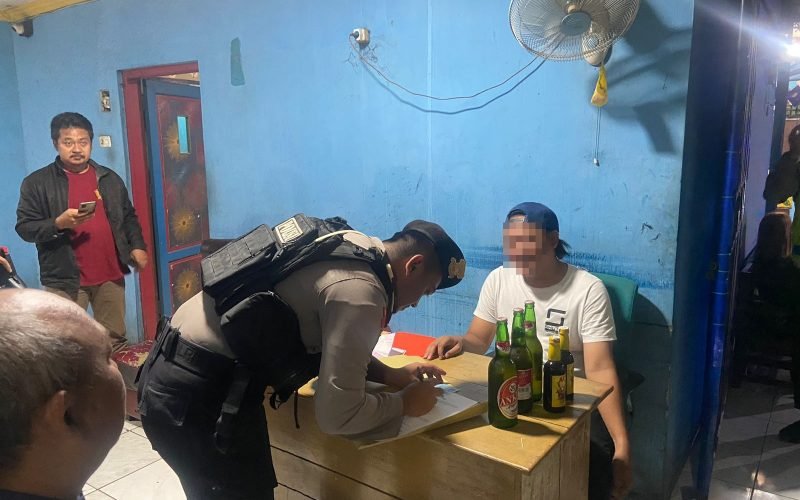 MIRAS - Beberapa café di wilayah Kajen dan Siwalan kedapatan menjual miras dalam operasi Mantab Brata yang digelar Polres Pekalongan (14/10/2023 - dok. Humas)