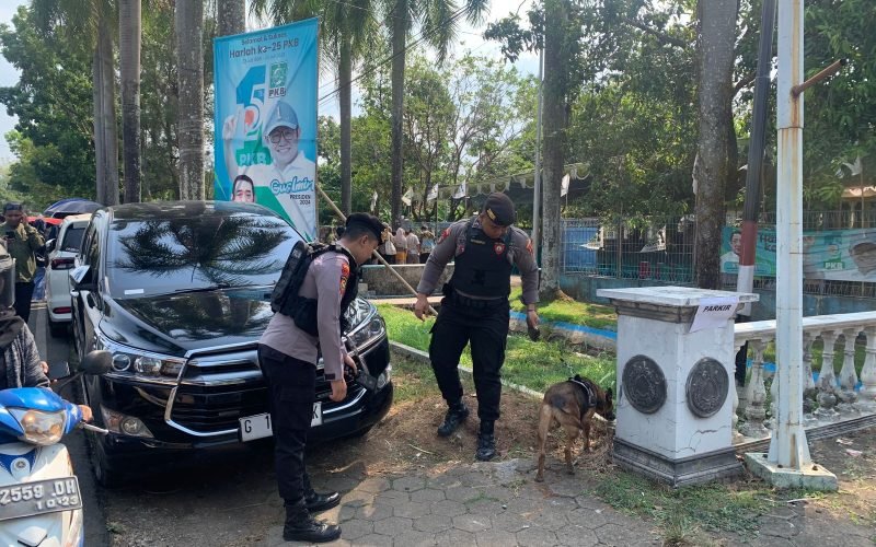 Puluhan personil Polres Pekalongan dikerahkan untuk pengamanan kegiatan konsolidasi jaringan mahasiswa untuk pemenangan Anies Baswedan – Gus Muhaimin Iskandar yang dilaksanakan di rumah aspirasi Drs. H. Bisri Romly, M.M, di Jl. Raya Karanganyar Kabupaten Pekalongan, Minggu (29/10).