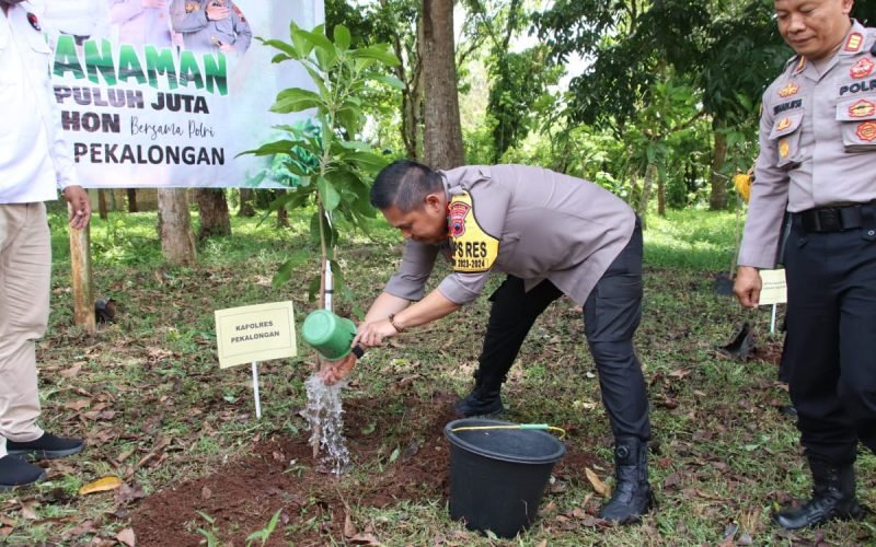 SEJUTA POHON - Program sinergi antara POLRI dan Menko PMK sebagai upaya peningkatan lingkungan hidup yang sehat (dok. Humas)