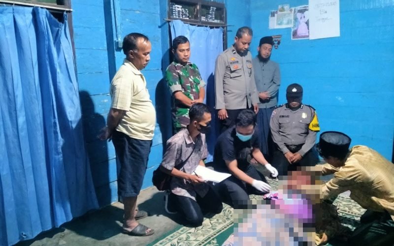 Petugas saat memeriksa jenazah warga yang diduga jatuh saat memanen manggis (dok. Humas)