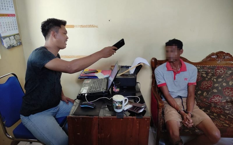 JAMBRET - Pelaku jambret HP saat sedang di interogasi petugas (dok. Humas)