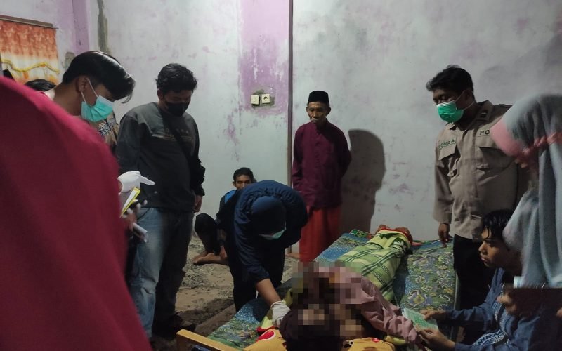 Petugas medis saat memeriksa korban yang meninggal akibat tersambar petir (dok. Humas)