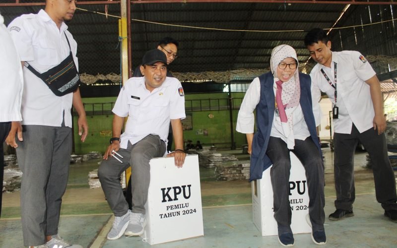 KOTAK SUARA - Ketua KPU Kabupaten Pekalongan, Laelatul Izzah saat menguji ketahanan dan kekuatan kotak suara yang berbahan duplex saat dimulainya perakitan 14.598 kotak suara di gudang KPU (18/12/2023 - Dok. Bagus Rasika FM)