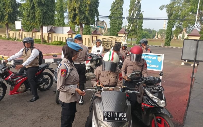 RAZIA - Sipropam Polres Pekalongan lakukan razia dadakan pada anggota (dok. Humas)