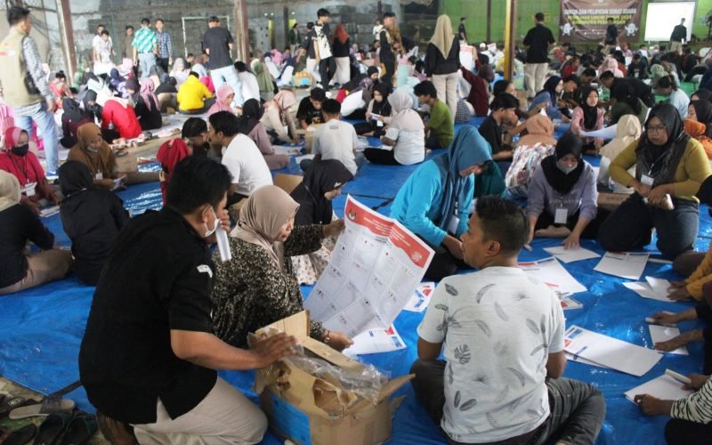 SORTIR dan LIPAT - Seorang checker memberikan arahan kepada petugas sortir dan pelipat suara Pemilu 2024 di gudang logistik KPU Kabupaten Pekalongan (10/01/2023 - dok. Bagus Rasika FM)