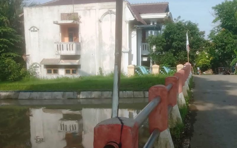 BANGUNAN LIAR - Selain terdapat bangunan liar yang diduga berdiri di bantaran Saluran Induk Irigasi Kaliwadas juga dijadikan kegiatan pasar krempyeng (dok. Istimewa)