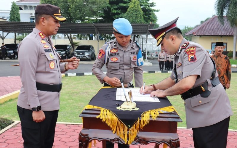 SERTIJAB - Jabatan Wakapolres yang sebelumnya dijabat Kompol Ahmad Ghifar Al Ahfaqsyi, S.H., S.I.K., M.H diganti Kompol Kholid Mawardi, S.H., M.H yang sebelumnya menjabat Kapolsek Mijen Polrestabes Semarang (Dok. Humas)
