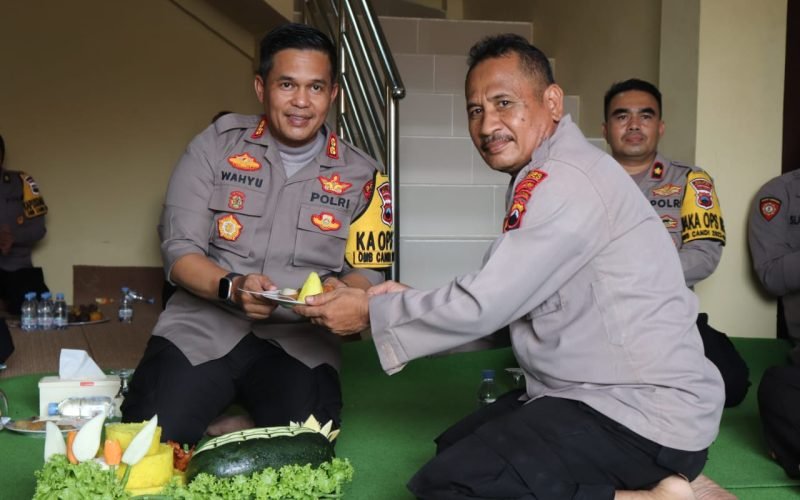 TUMPENG - Kapolres Pekalongan, AKBP Wayhu Rohadi saat menghadiri tasyakuran Polsek Wiradesa menemapti gedung baru 17/01/2024 - dok. Humas)