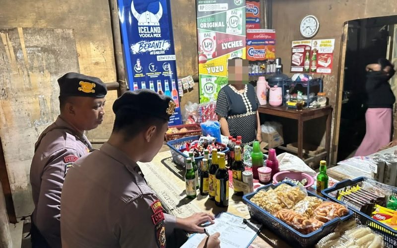 RAZIA - Petugas dari Polres Pekalongan mendata barang bukti yang diamankan dalam razia miras di wilayah Kesesi, Bojong dan Kedungwuni (dok. Humas)