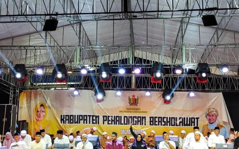 BERSHOLAWAT - Kabupaten Pekalongan Bersholawat sebagai upaya dan harapan agar terwujud Pemilu Damai (dok, Prokompim)